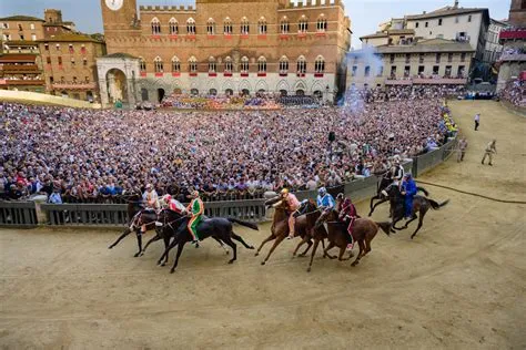  Palio di Siena; keskiaikaisen hevoskilpailun perinne ja tuskallisten poliittisten kamppailujen näyttämö